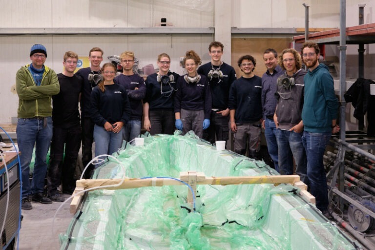 Schon mal ein Boot gebaut? Willkommen bei Impetus! Imetus Sailing Team mit Boot unter Konstruktion
