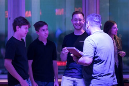 Barrierefreie Bürokratie dank Künstlicher Intelligenz Leon, Abel und Barnabas bei ihrem Pitch bei "Solve for Tomorrow" - sie wollen barrierefreie Bürokratie dank Künstlicher Intelligenz