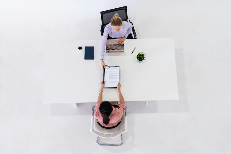 Auch wenn die Jobsuche aktuell etwas dauern kann, liegt die Akademiker-Arbeitslosenquote noch immer bei rund drei Prozent